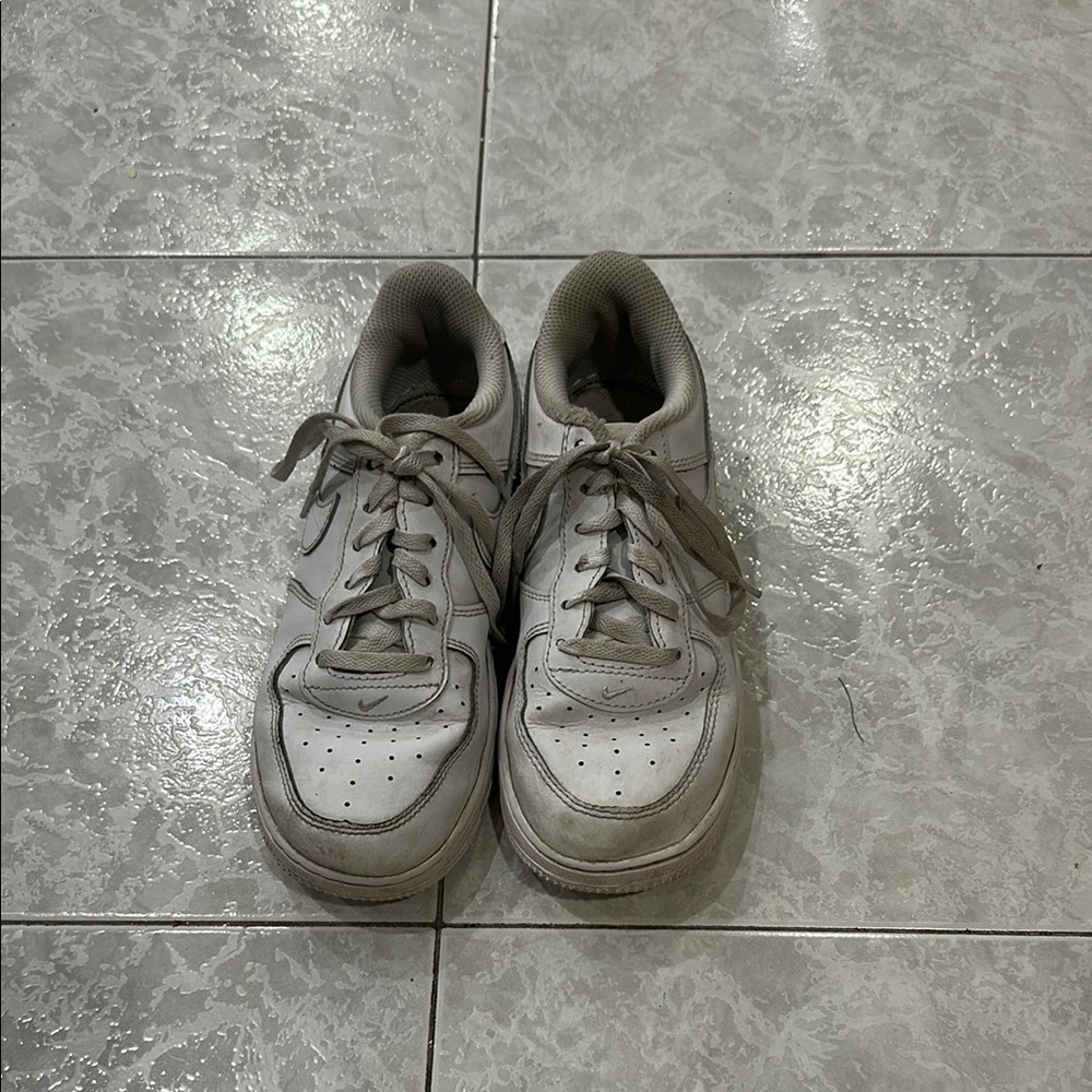 Nike White Sneakers Comfortable Lace-Up Design